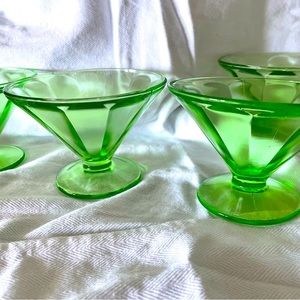Pretty Green depression glass,lot of 4 sherberts for dessert. Mint condition